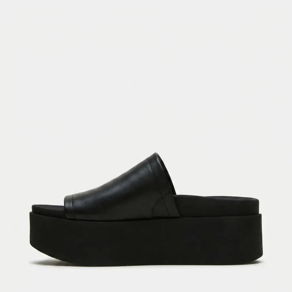 Sandalia con plataforma Arwinn en negro, otra vista lateral