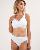 Sujetador con malla escote V Lucienne — Blanco en modelo