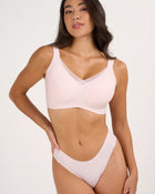 Sujetador con malla escote V Lucienne — Rosa Claro en modelo